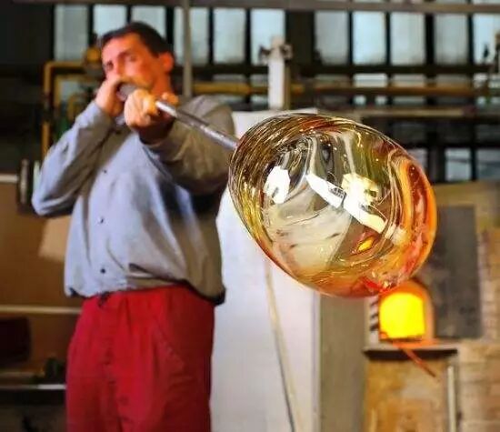 这位82岁老人的吹玻璃绝技,据说全中国没有几个人会!