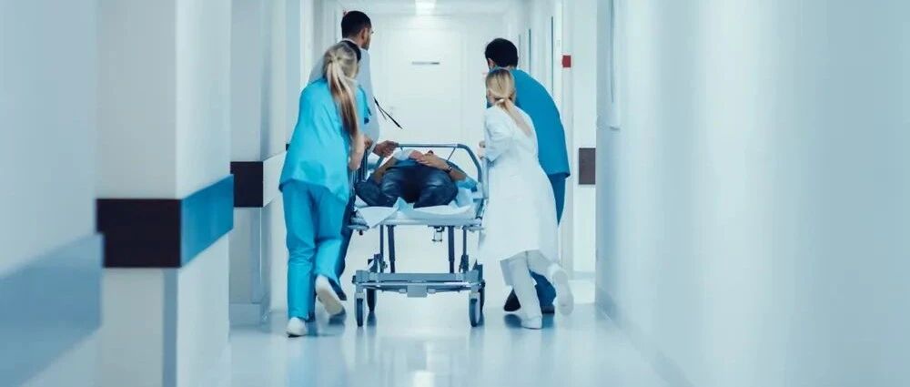 在急诊值夜班，突然同时来了 3 个血压 200 多的患者……