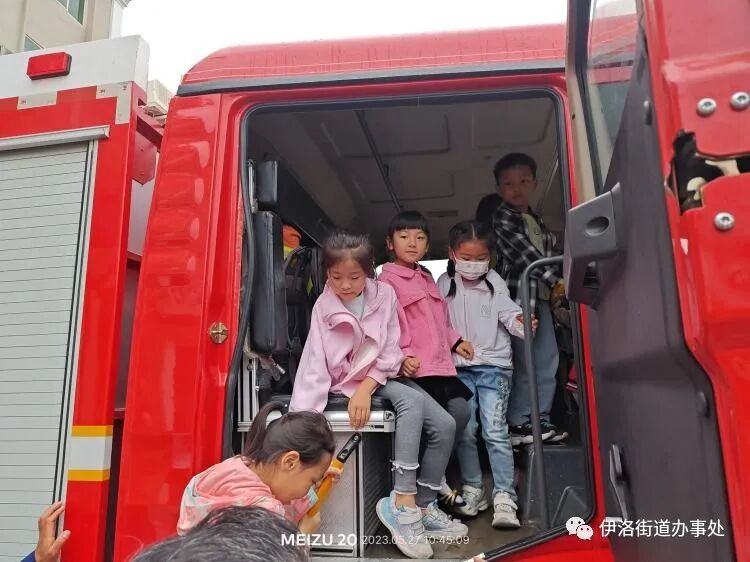 简篇-走进消防大队,童心携手筑安全——伊洛街道开展庆六一参观消防队新时代文明实践活动 图片