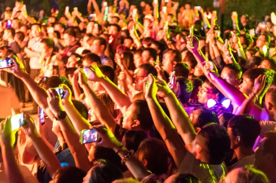 激情夏夜,听着音乐盛会,吃烧烤,住帐篷,嗨到沉醉!