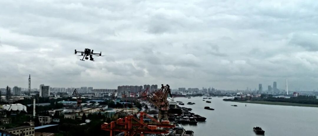 無人機巡航｜開出黃浦江水域船舶污染物違法排放首張“空中”罰單的圖1