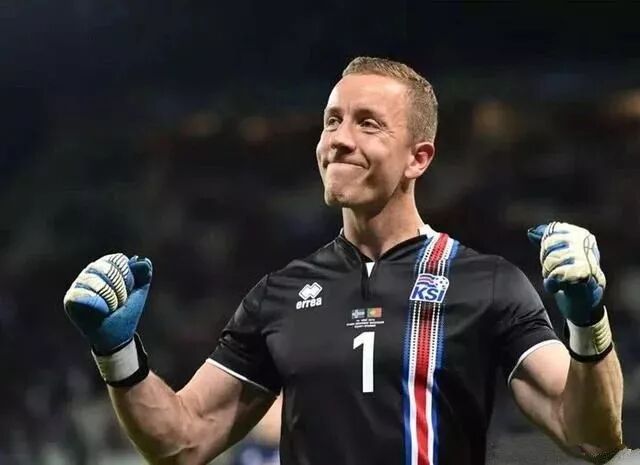 抱不走世界杯上的帅哥你可以抱走它