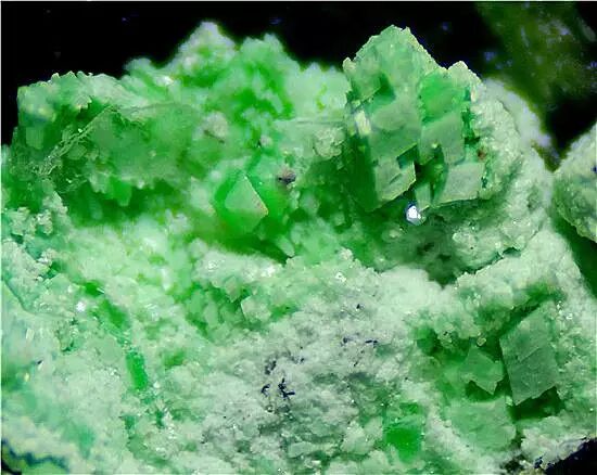 cucl2·2h2o产地:俄罗斯堪察加 注:绿色水氯铜矿晶体假象绿铜钾矿piy