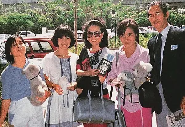 赌王下葬三位太太同框：二太坐轮椅三太头发白，四太活成人生赢家（组图） - 7