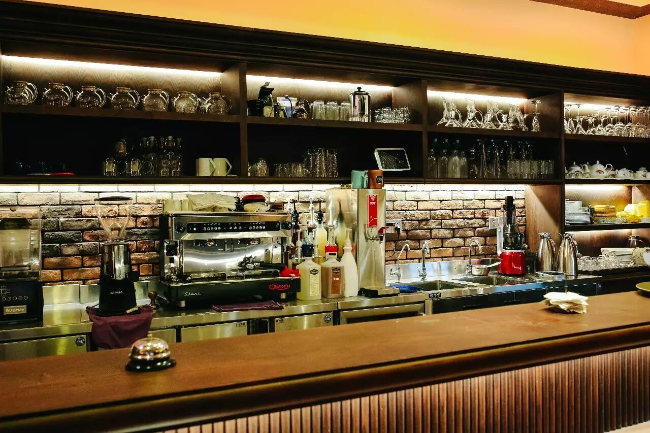 干净整洁的吧台,咖啡的灵魂从这里注入