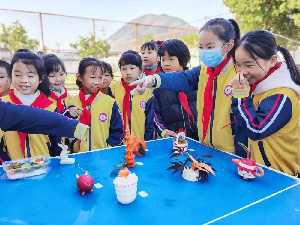 巧手慧心体味雕刻之美亭旁小学萝卜节