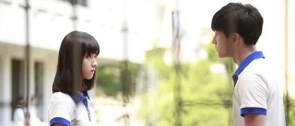 饶雪漫《左耳》，很多女孩子不谈恋爱，是因为她们一直在等待心中的那个张漾