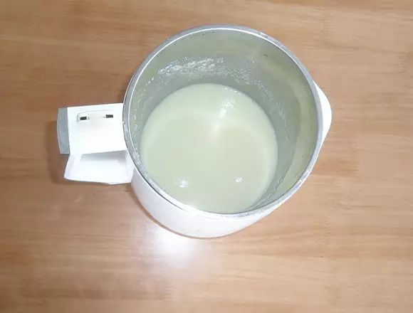 將黃豆用豆漿機打成豆漿備用