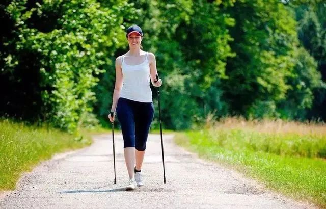 喜歡散步的注意！央視提醒：換種走法，生病風險降一半 健康 第2張