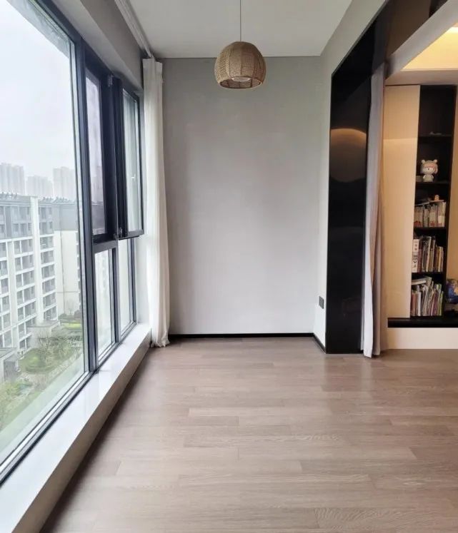 瓷砖和木地板哪个好_地板瓷砖木好还是岩板_瓷砖地板和木质地板哪个贵