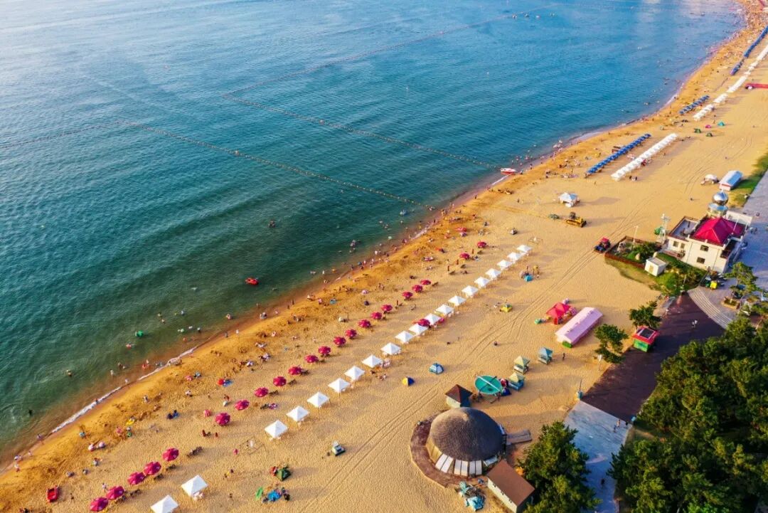 5公里洁白柔软的钻石沙滩完美契合,有湛蓝的海面和优雅的海草亭,还有