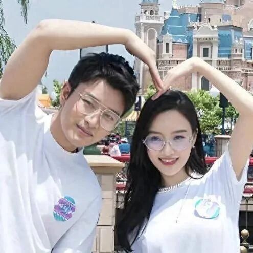 贾乃亮李小璐离婚六年后为女儿甜馨破冰假期聚会发文互动显默契
