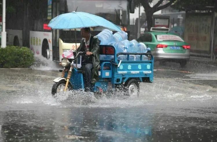 送水工“重任在肩”月入7000元 ，疫情期间桶装水送先  送水工 第2张