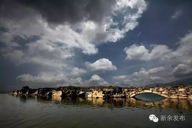 (《严嵩修建的万年桥》胡仁勇摄)