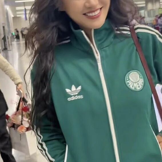 马思纯现身上海机场,造型简单低调,气色红润有光泽笑得好漂亮呀