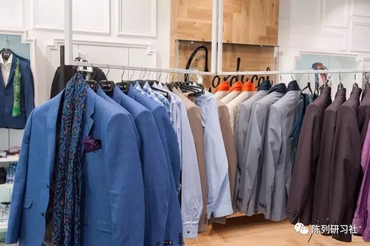 4,挂装的陈列颜色应: 从外到内,从前到后,由浅到深,由明至暗.