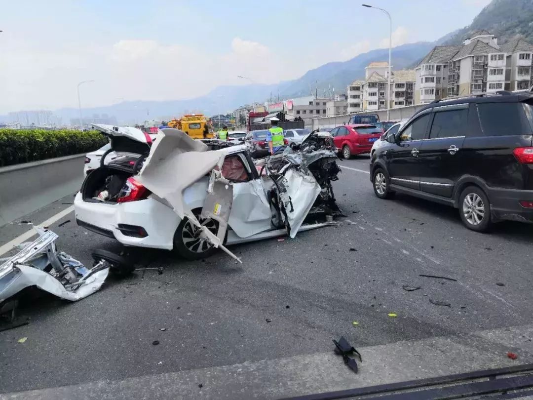 福州市三環化工路往火車站方向發生一起交通事故,一輛小車追尾大貨車