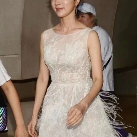 “金巧巧”太会保养了,穿白色连衣裙配超短发,不装嫩却很显年轻