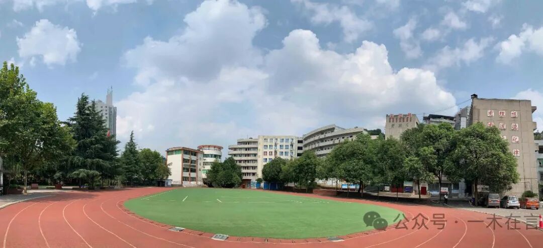 在千禧之年,我考上了市里的第一高级中学,那时候我们它已经是省级示范
