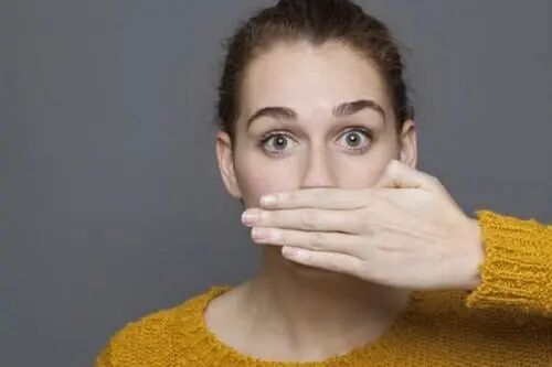 口臭九成是胃部废气！水杯里加点它，3天消口苦，20天消口臭！