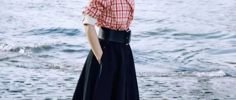 林心如换了摩卡波波头年轻20岁,在国外穿黑纱裙,美得像换了个人