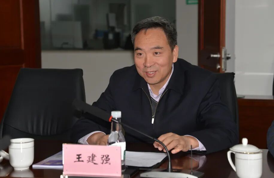 78唐武军介绍了我国白银行业发展现状,对集团在贵金属领域取得的