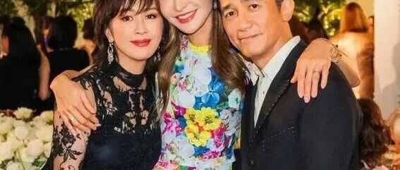 刘嘉玲过60岁大寿,黑丝透视身上戴满金饰,桌上没菜就放10个馒头