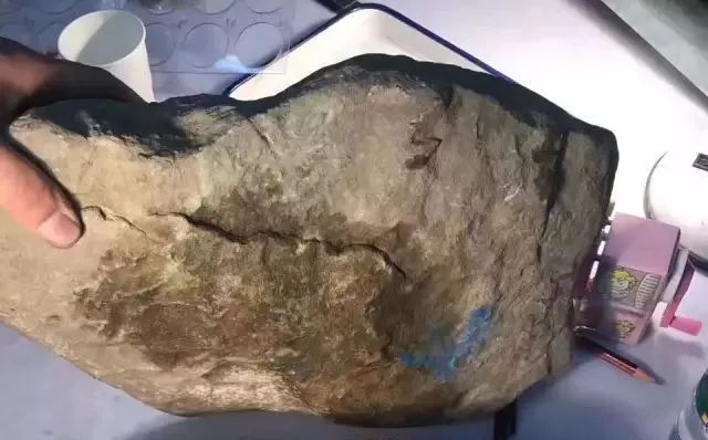 小七位数翡翠原石，切出30多只绿飘飘手镯，看着就舒服！ - 全民收藏网