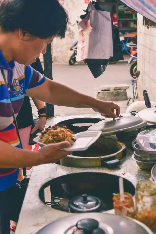 6条鹦鹉鱼几天喂一次食_为食一条街_食安法148条