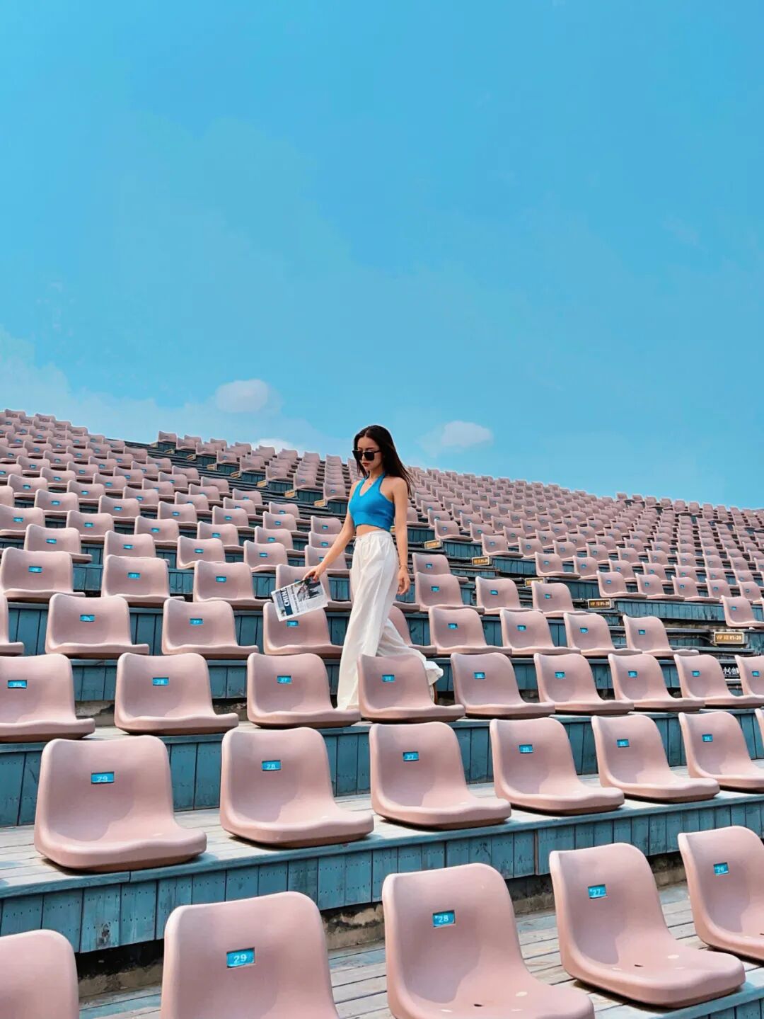 涠洲西海岸涠洲西海岸毗邻蓝桥,是小红书上的"小加州",大草坪,大王椰