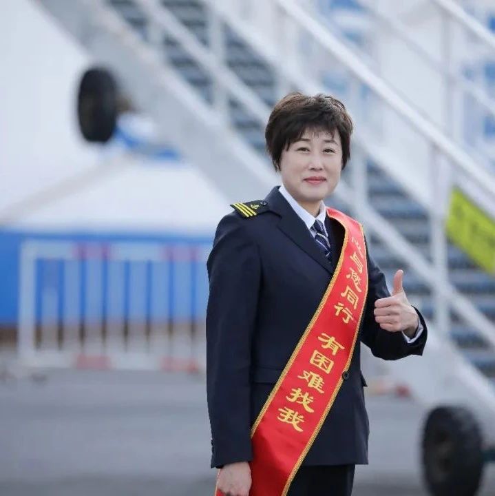 诠释“大爱人生”丨辽港集团王红荣膺“2021年感动交通年度人物”