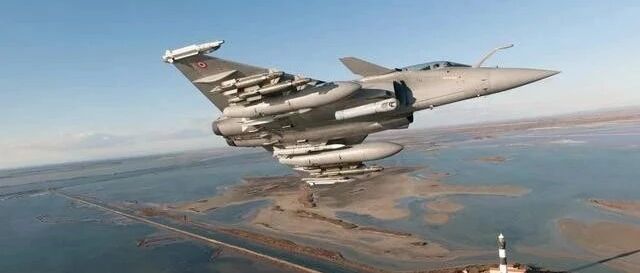 印度心态崩了呀：同样买阵风，希腊买10送8，印度天价还要加价