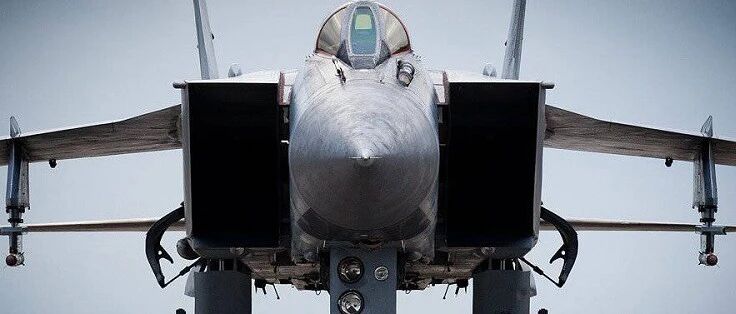 连美国都怕的米格-31截击机有多大？看看它旁边的苏-27