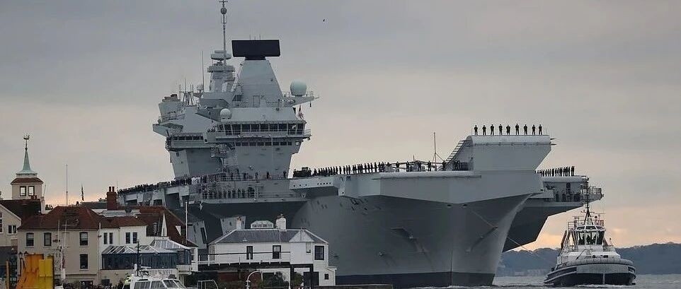 英国人刚说完要派军舰来吓唬中国，然后，英国航母漏水了