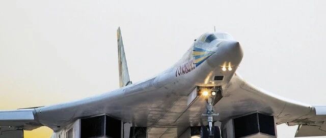 和B-1B轰炸机堪称“双胞胎”的图-160有多大？看看它旁边的图-22