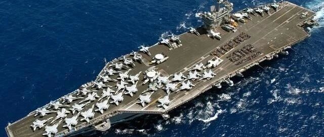 美国海军一艘航母上有多少架舰载机？