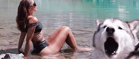 出门游玩千万不能带二哈，这货干啥啥不行，抢镜第一名！