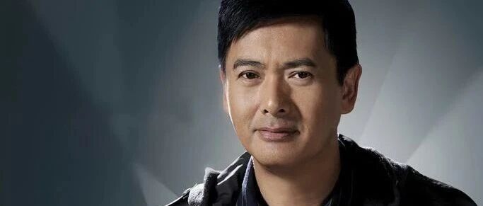 66岁周润发人设疑崩塌，生日与女子亲密合照流出：原来他骗了我们这么多年？