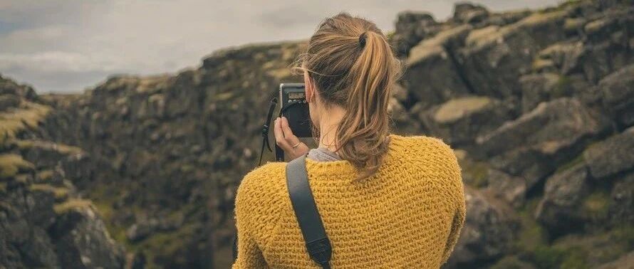 37岁嫁百亿富豪，47岁手握半个娱乐圈，出身普通家庭的她，凭什么？