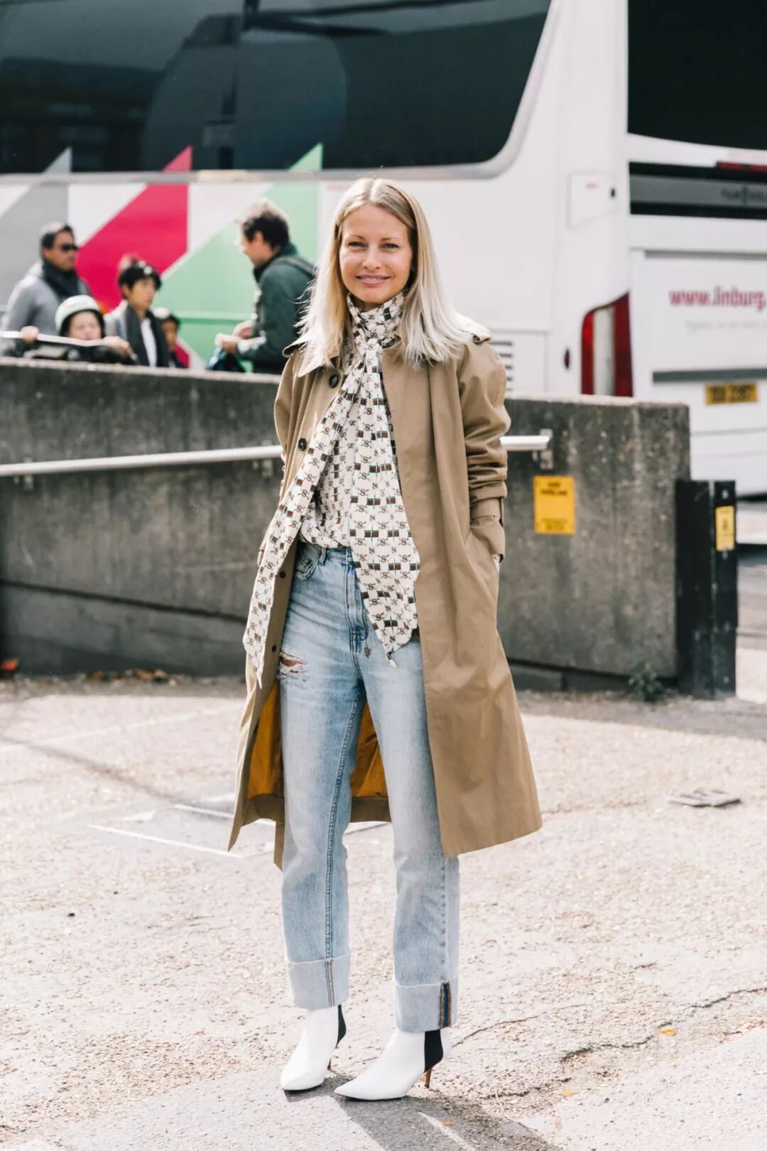 春天穿风衣+阔腿裤，简直就是气质精