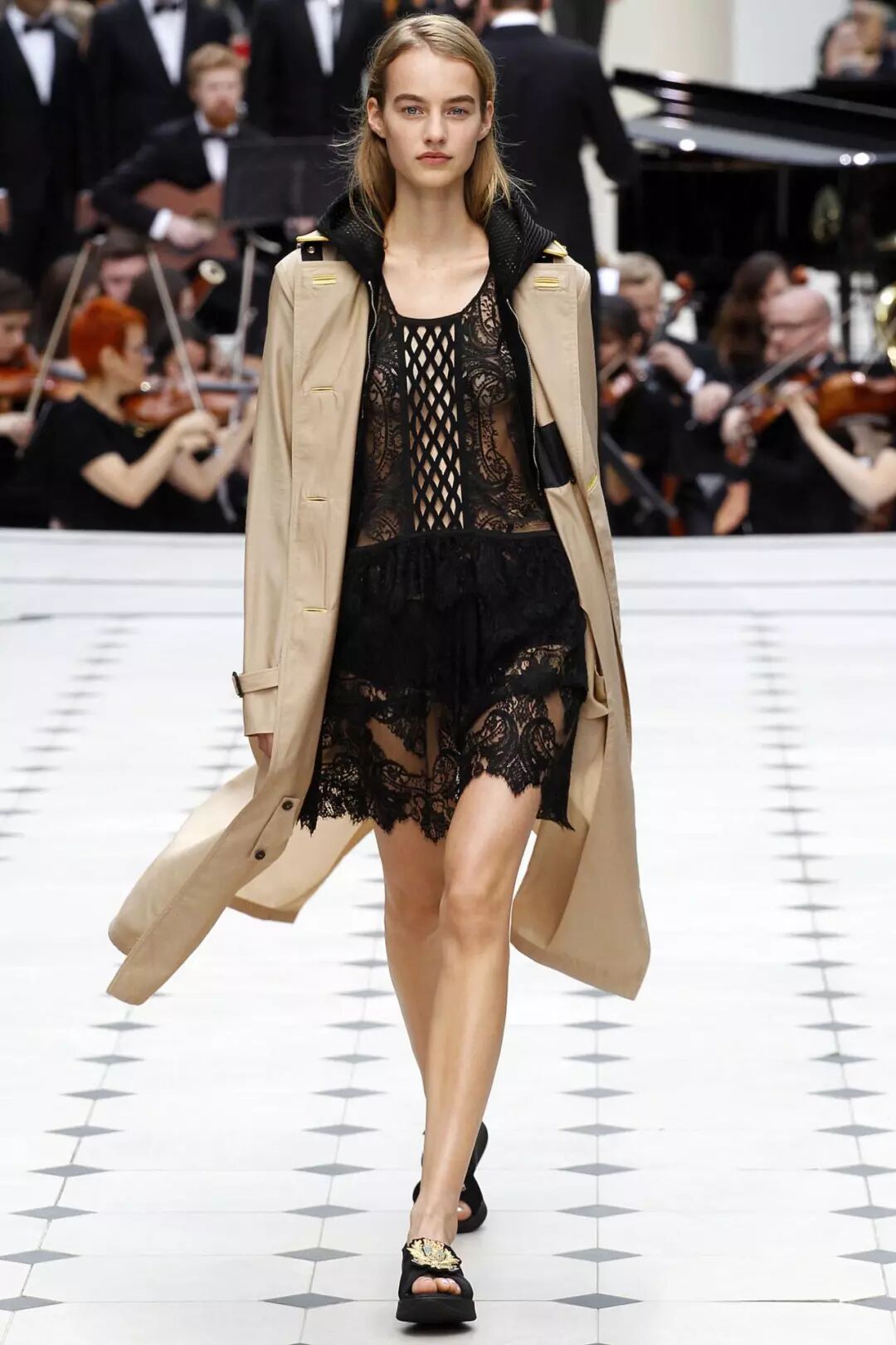 春天穿风衣+阔腿裤，简直就是气质精