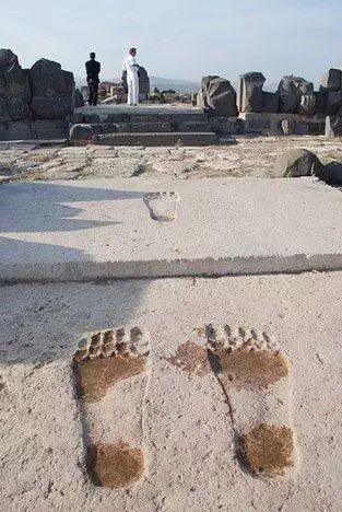 阿努纳奇的记号艾因达拉神庙前的巨大脚印让学者们无法解释