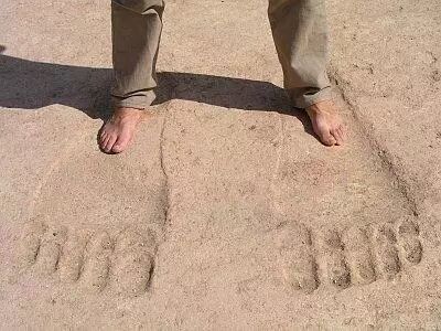 阿努纳奇的记号艾因达拉神庙前的巨大脚印让学者们无法解释