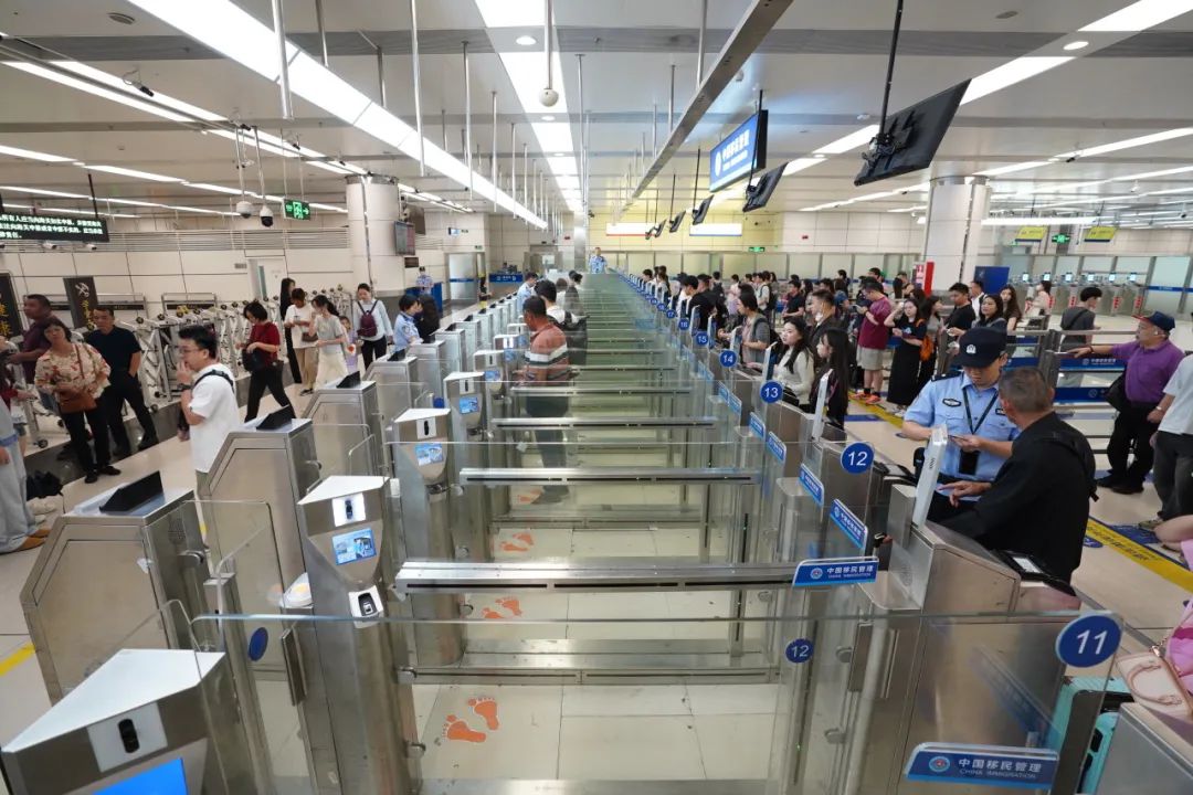 1/4旅客“刷脸”通关！深圳湾口岸免证件通道启用半年，超560万人次使用