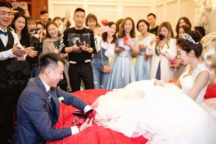 刷爆抖音的N个藏婚鞋高招，让伴郎们找到哭！