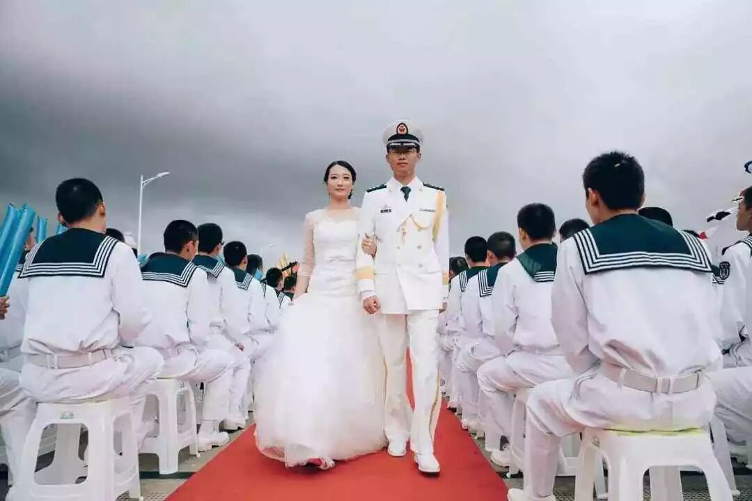 他们上着班就把婚给结了？？？