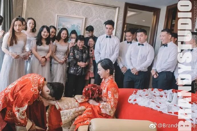 基友、舌吻、半裸照...这些接亲中的“咸湿照”你敢拍吗？