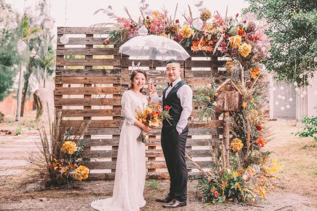 他们的婚礼没有彩排，新郎全程懵圈却真实得可爱！