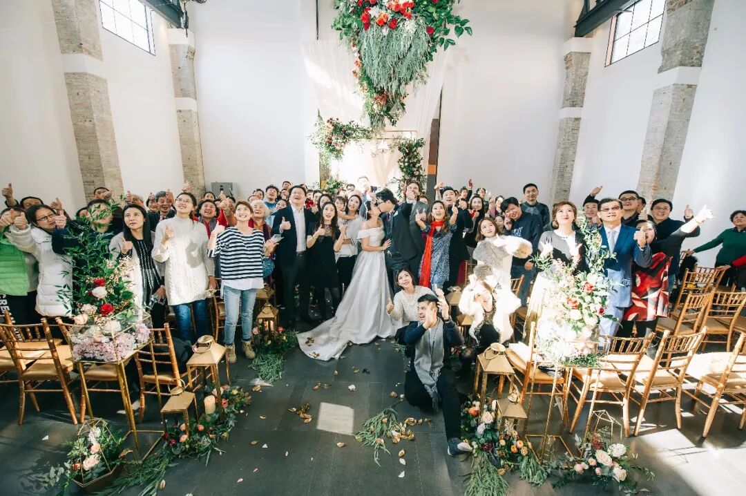 场地chic，布置仙儿，这场loft婚礼真是漂亮到没朋友！