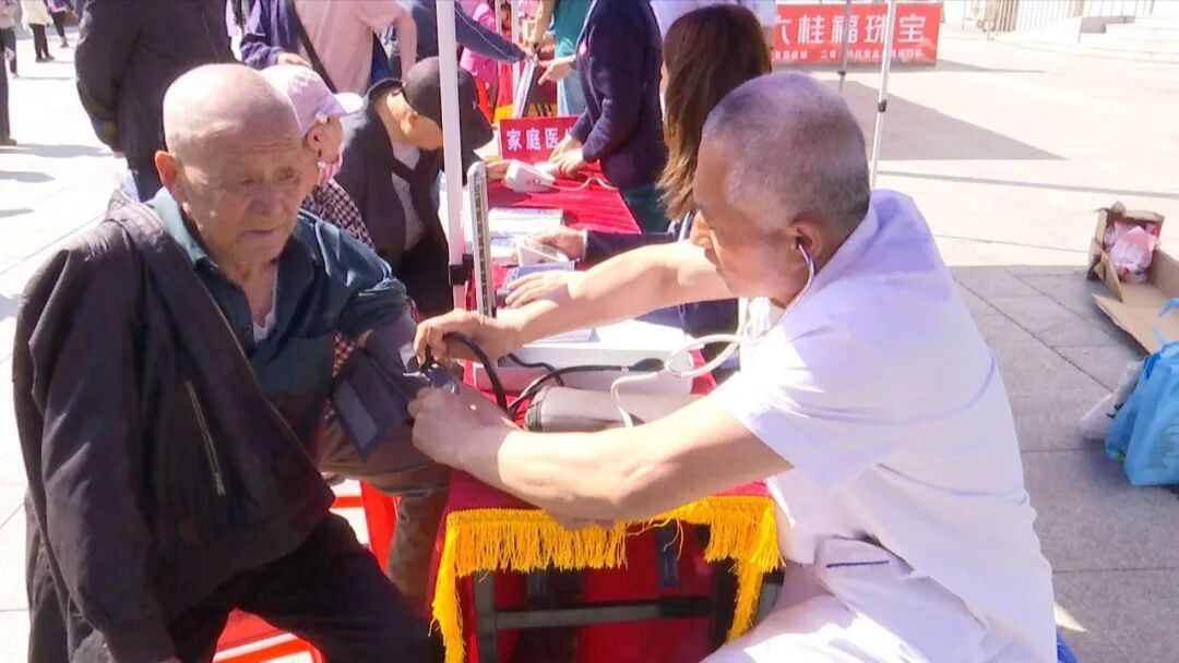 市卫生健康局、市计划生育协会开展“世界家庭医生日”主题宣传周活动